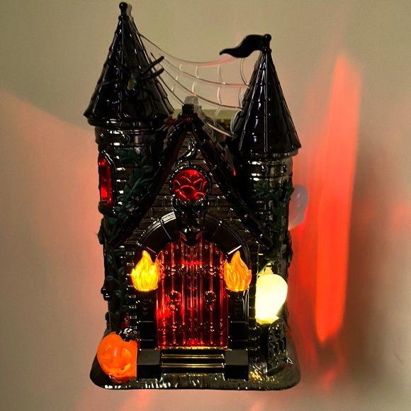 NWT Bath & Body Haunted Castle Projection Wallflower Plug In - Picture 2 of 8